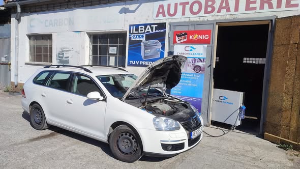 Dekarbonizácia motora vodíkom — vozidlo pripojené na prístroj Carbon Cleaner na prevádzke ILBAT v Košiciach (1 z 19)